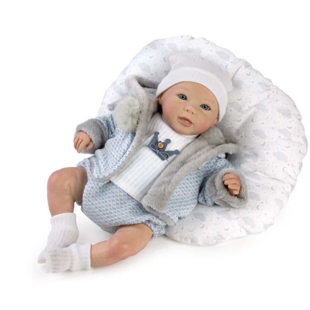 Голяма Кукла Reborn Jacobo, синьо вълнено яке с качулка, бяла шапка и аксесоари, 46 см