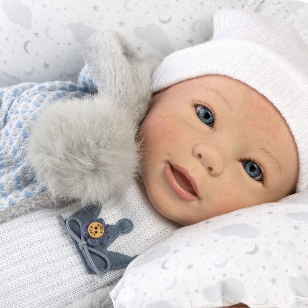 Голяма Кукла Reborn Jacobo, синьо вълнено яке с качулка, бяла шапка и аксесоари, 46 см