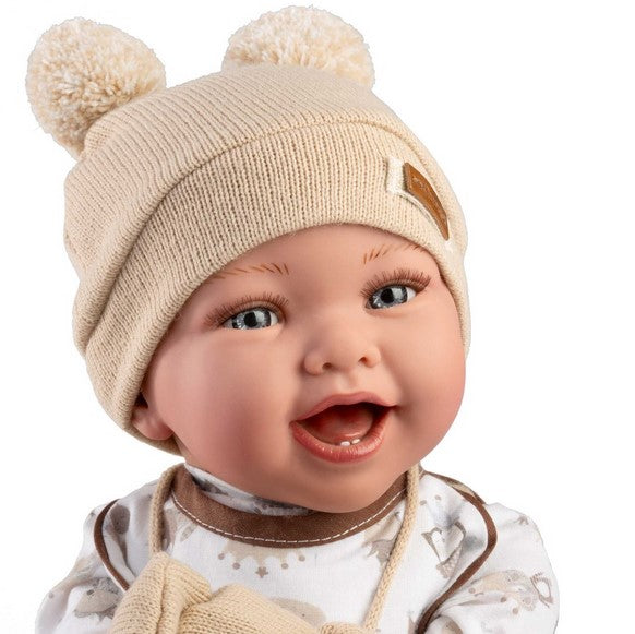 Голяма Кукла От Винилова Гума Oliver, с бежови дрешки, тениска, шапка, лигавник и ръкавици, 42 см