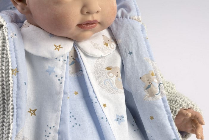 Голяма Кукла Reborn Alejandro, със синя риза, сиво яке и аксесоари, 42 см