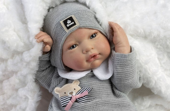 Голяма Кукла От Винилова Гума Reborn Alex, сив пуловер, поло риза и шапка, 46 см