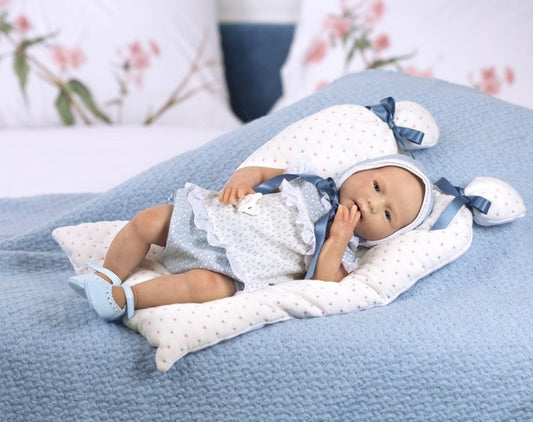Силиконова кукла Greta, реалистично бебе без коса, с бял комплект и шапка, 46 см