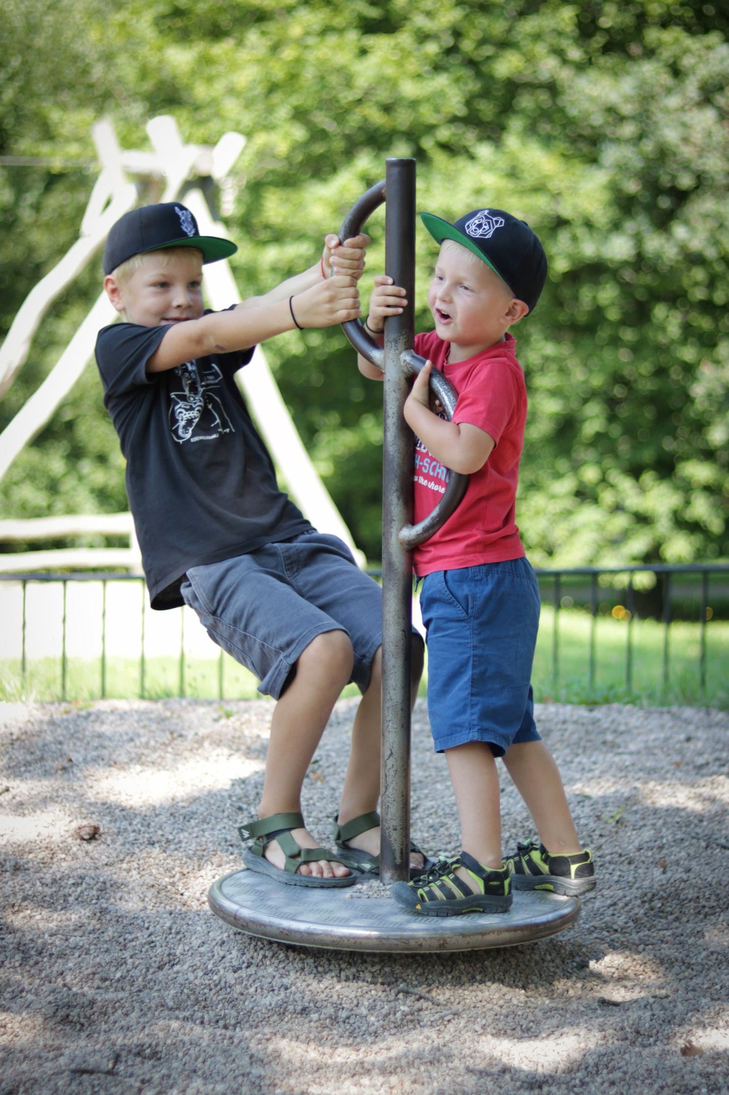 Инсталиране На Детски Съоръжения За Игра